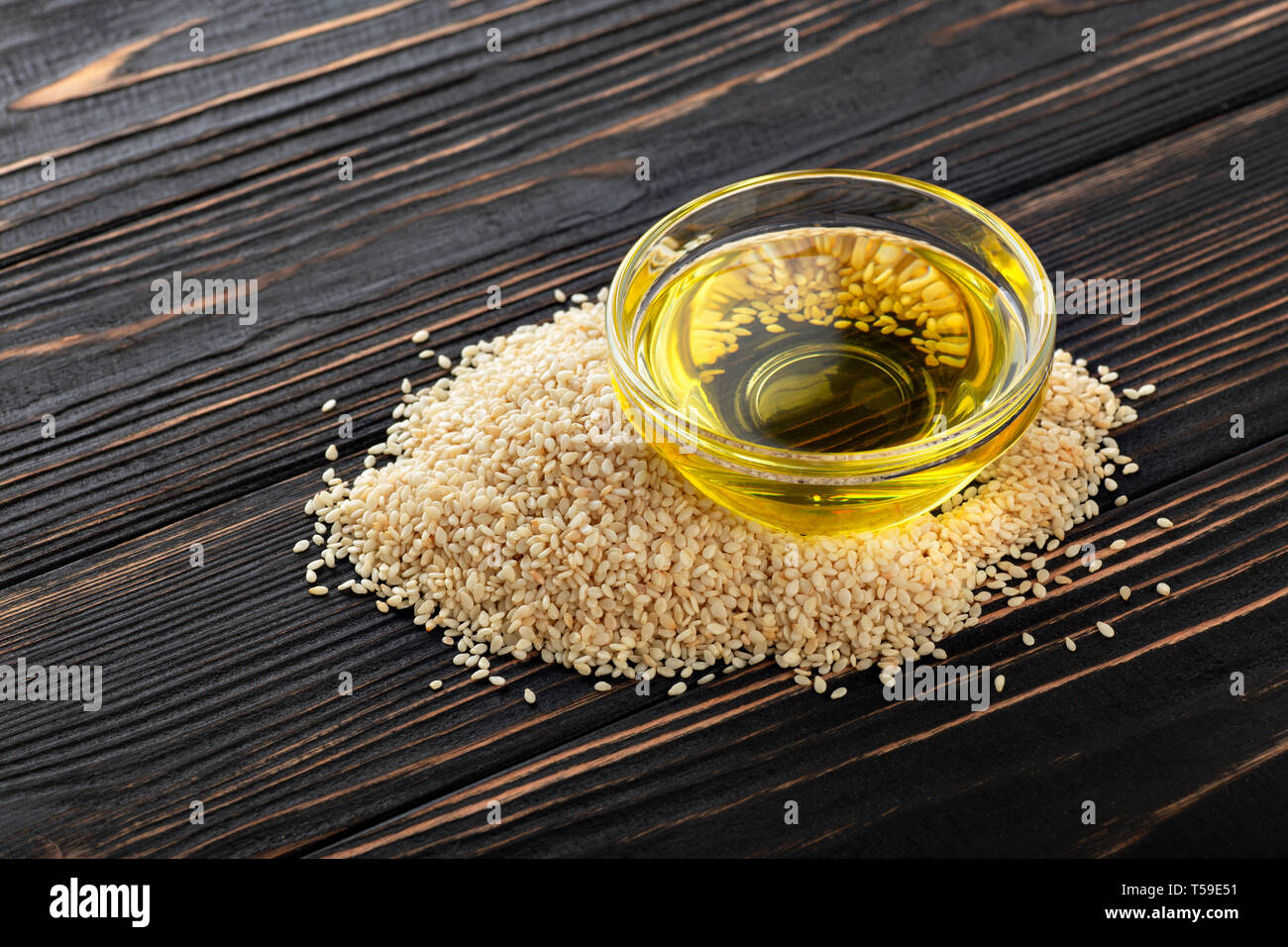 Sesamöl in Glasschale Stockfoto