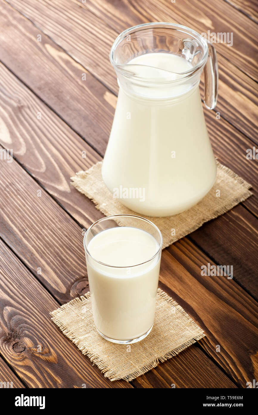 Milch in Glas und Krug Stockfoto