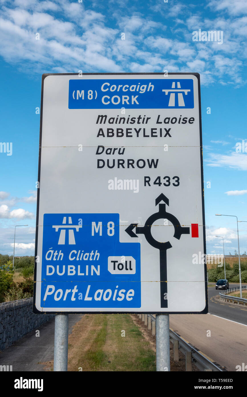 Ein M8-Schild, Herrenhaus aus Stein Service Station auf der Autobahn M8, Tintore, Co Laois, Irland. Stockfoto