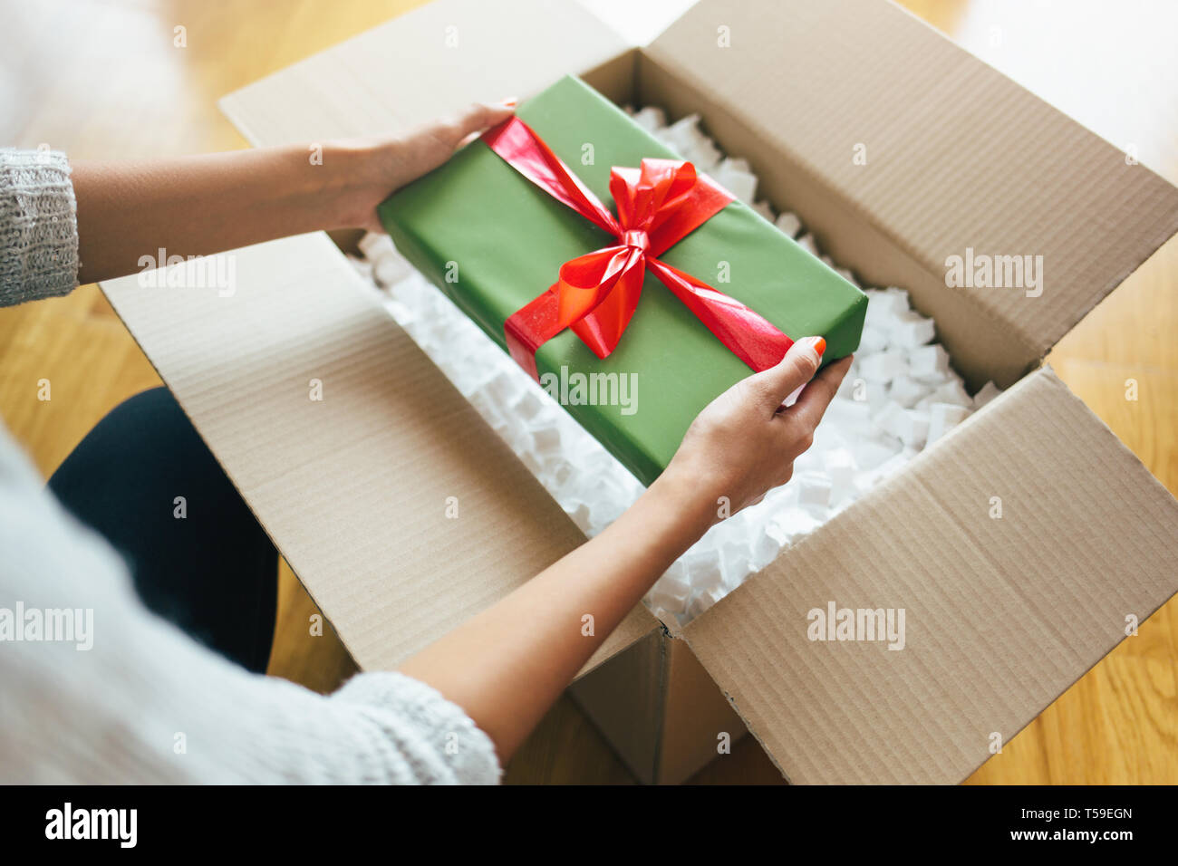 In der Nähe der Hände, die Geschenkverpackung Stockfoto