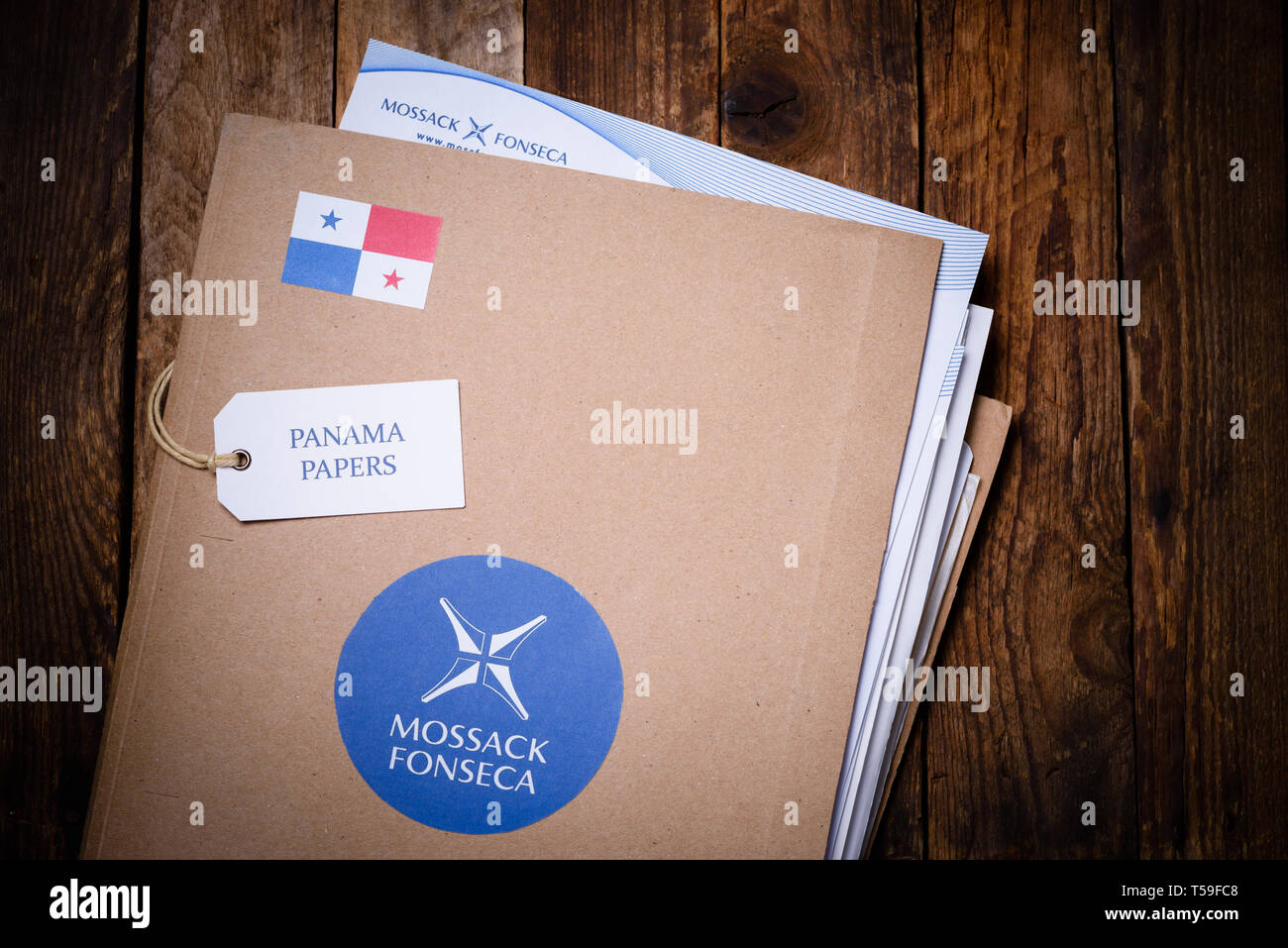 Krakau, Polen - 5 April, 2016: Ordner mit mossack Fonseca logo und gedruckten Dokumente aus mossack Fonseca Company Website. Der Panama Papiere sind s Stockfoto
