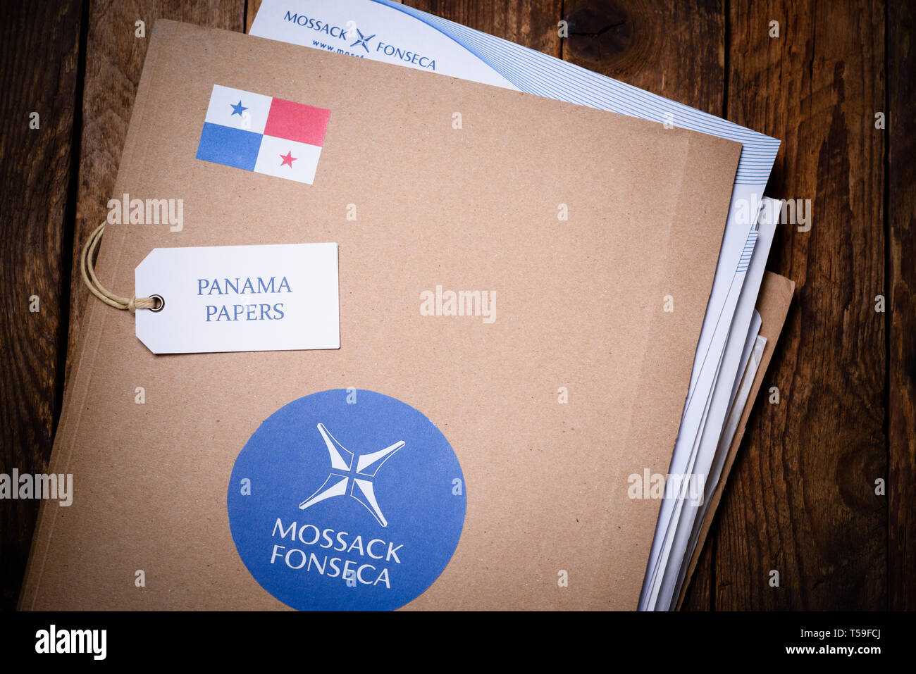 Krakau, Polen - 5 April, 2016: Ordner mit mossack Fonseca logo und gedruckten Dokumente von der Website des Unternehmens. Panama Papiere sind Millionen ausgelaufen docum Stockfoto