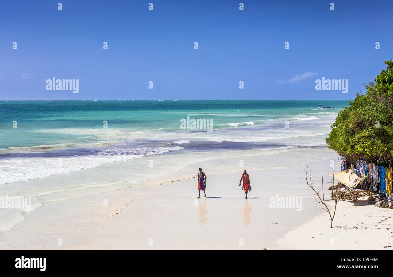 DIANI BEACH, KENIA - Oktober 16, 2018: Unindentified afrikanische Männer tragen traditionelle Masai Kleidung am Diani Beach, Kenia Stockfoto