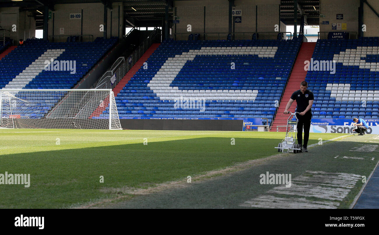 Das Bodenpersonal bereiten die Tonhöhe vor dem Sky Bet League Zwei gleiche an Boundary Park, Oldham. Stockfoto