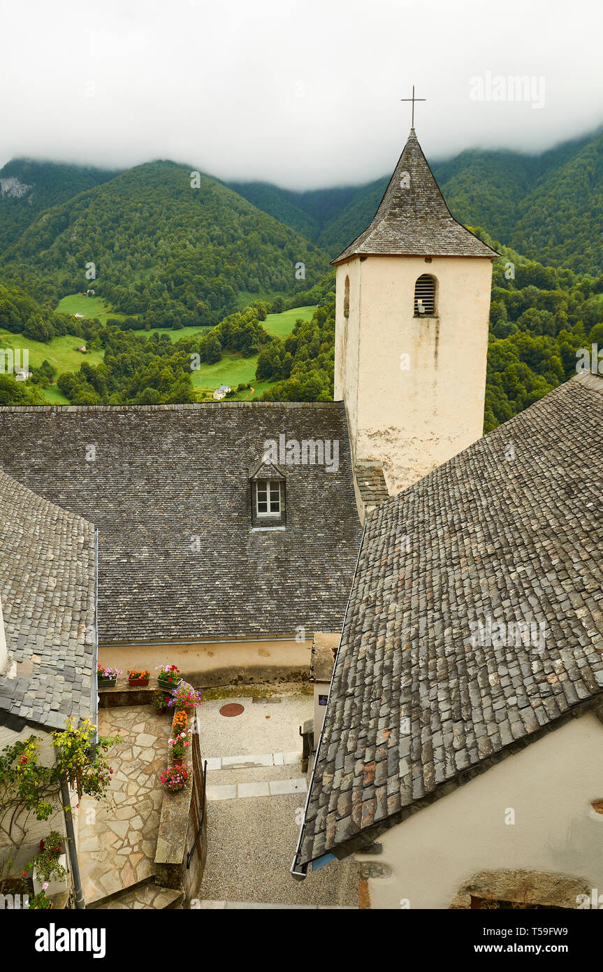 Einen malerischen Blick auf die Kirche von Saint Martin Bell Tower und das umliegende Tal mit Wäldern, Weiden und Farmen in Aydius (CC Vallée Aspe, Aquitaine, Frankreich) Stockfoto