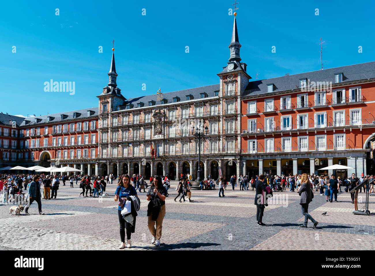 Madrid, Spanien - 14 April, 2019: Malerische Aussicht auf die Plaza Mayor von Madrid. Es ist ein Wahrzeichen im historischen Zentrum der Stadt. Stockfoto