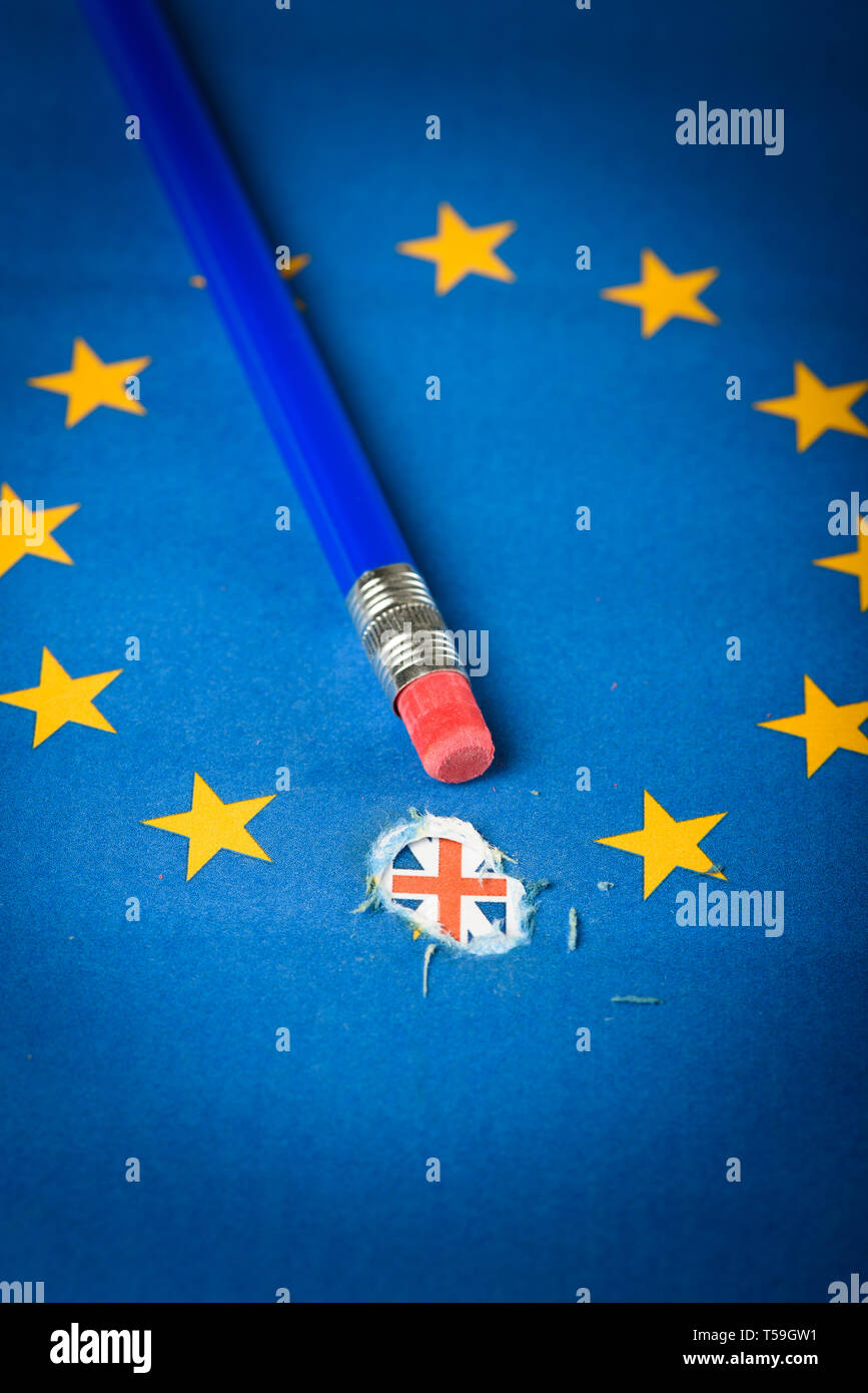 Fahne der Europäischen Union mit einem Stern mit Radiergummi und Englang Flagge unter unter es entfernt, Konzept der Brexit wie Großbritannien Abstimmung zu verlassen Stockfoto