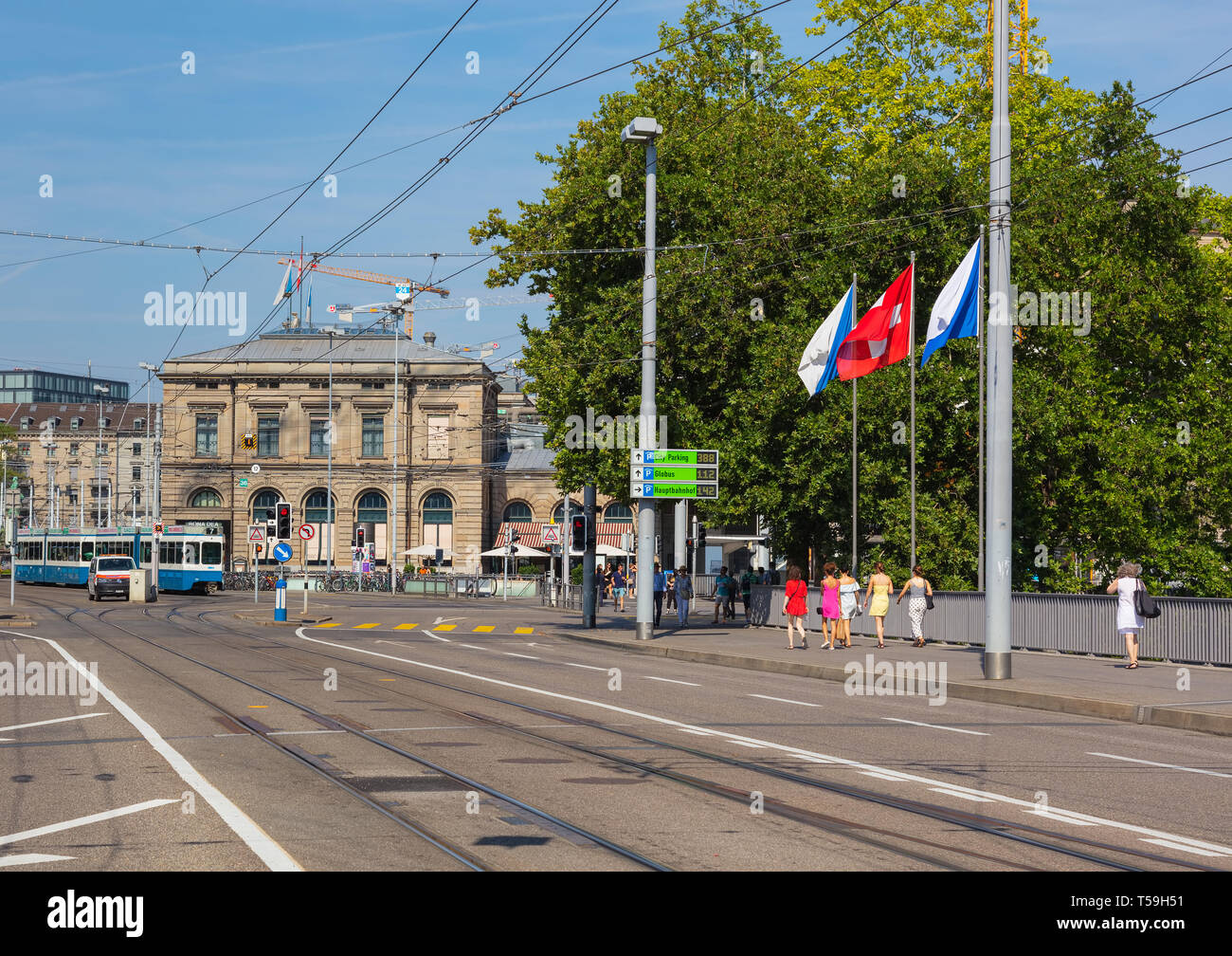 Zürich, Schweiz - 1 August 2018: Blick entlang der Bahnhofbrucke Brücke zum Hauptbahnhof Zürich. Zürich ist die größte Stadt der Schweiz Stockfoto