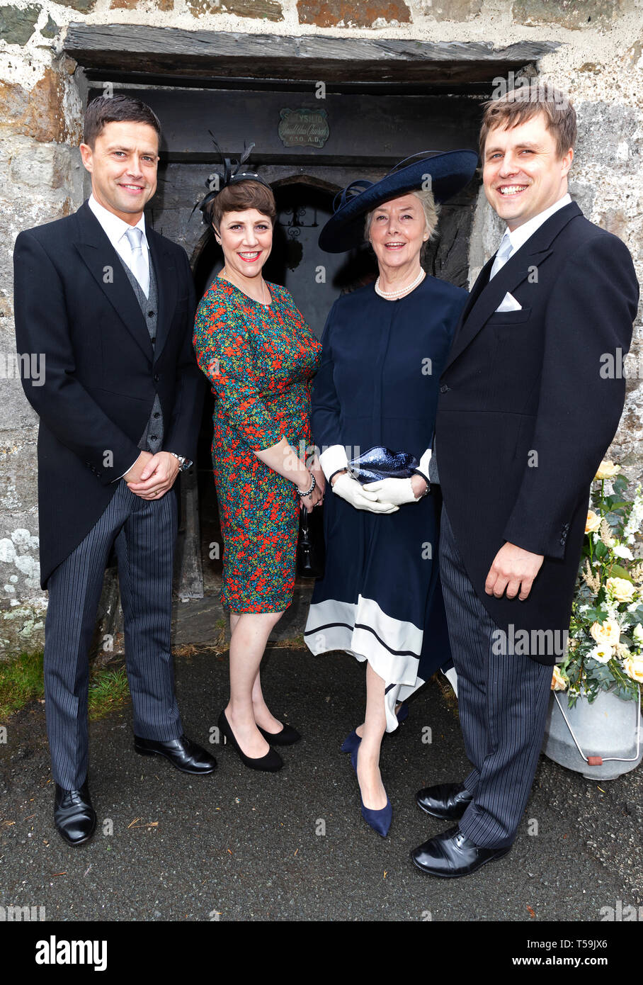 Foto: © Jamie Callister. Die Hochzeit von Felix und Maria Hughes. Tysilio Kirche und das Chateau Rhianfa, Menai Straits, Anglesey, Nordwales, Stockfoto