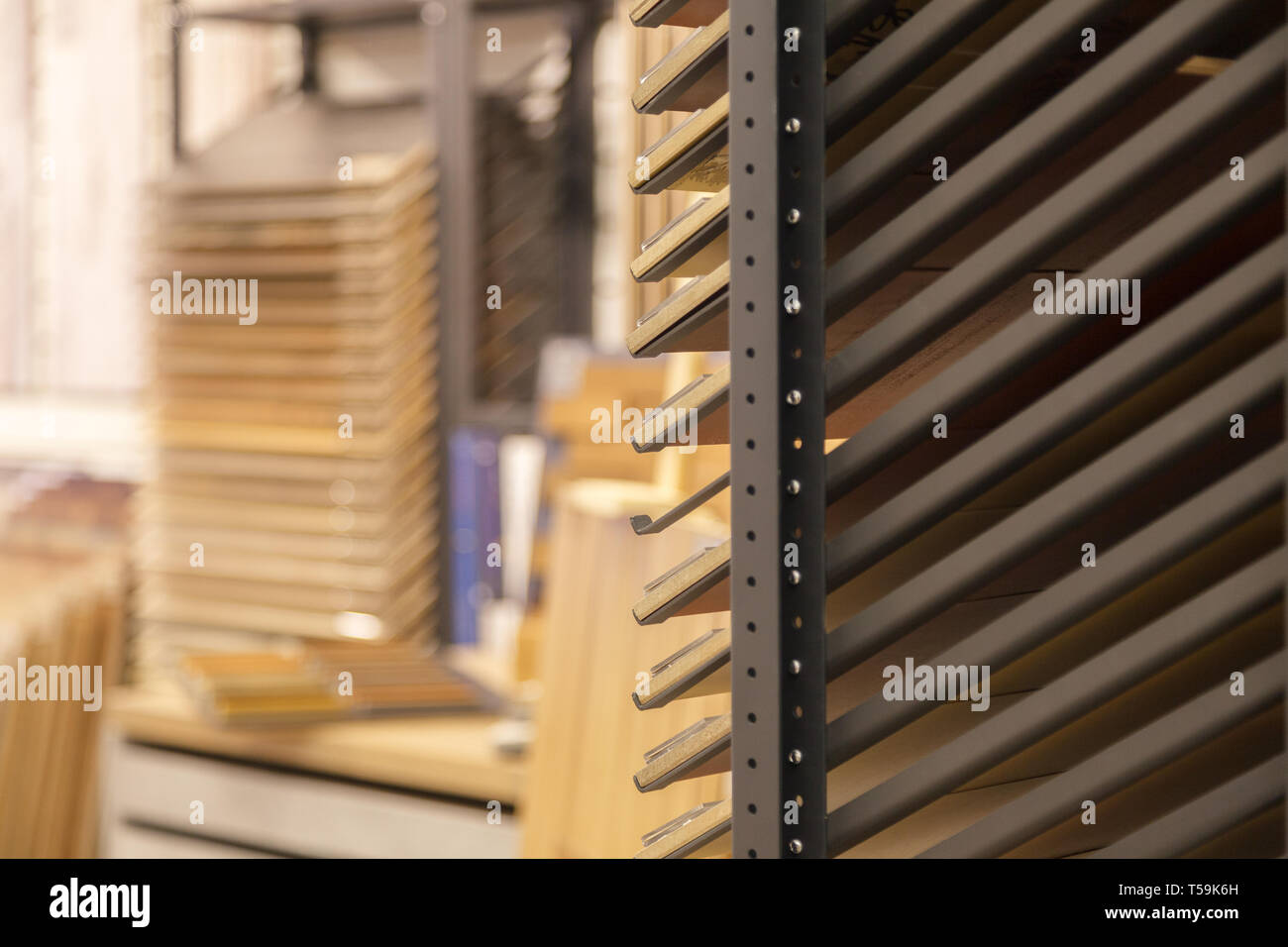 Sample parkett Platten im Baumarkt, in home improvement warehouse  Exterieur. Bild von verschiedenen Farben Holz Laminat im Shop. Konzept  Stockfotografie - Alamy