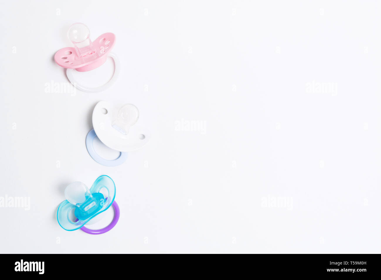 Drei farbenfrohe Baby Silikon Schnuller mit Halter auf weißem Hintergrund. Mock up. Flach. Ansicht von oben. Kieferorthopädische dummy für Baby Stockfoto