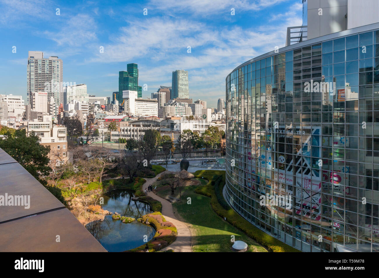 Blick von der Roppongi Bezirk mit hohen Bürogebäuden, die Mori Garten und der TV Asahi Hauptquartier. Tokio, Japan Stockfoto
