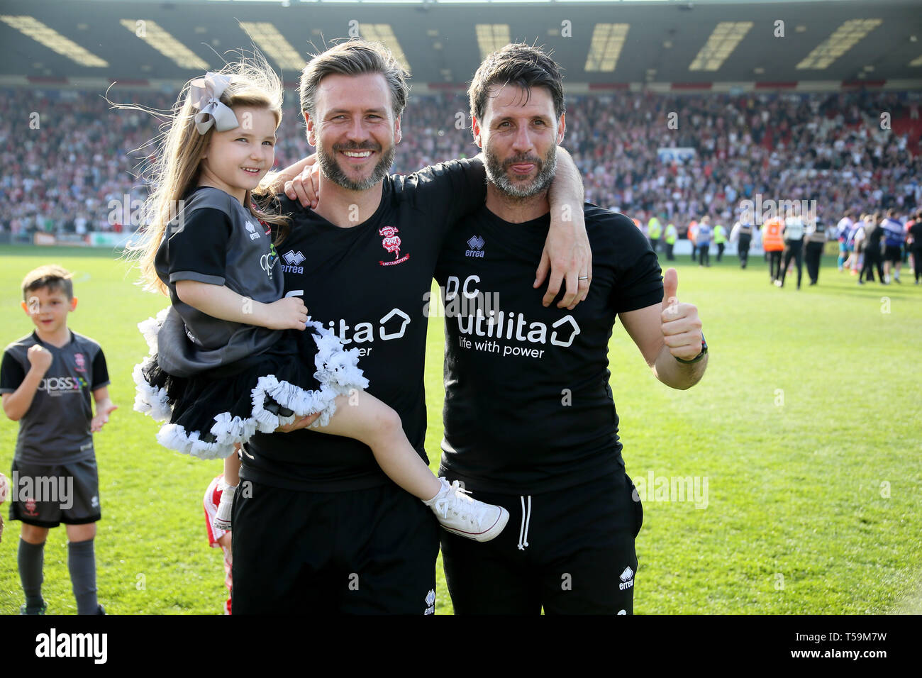 Lincoln City Manager Danny Cowley und Assistent Nick Cowley feiern Sieg Liga zwei nach der Sky Bet League Zwei gleiche an Sincil Bank, Lincoln. Stockfoto