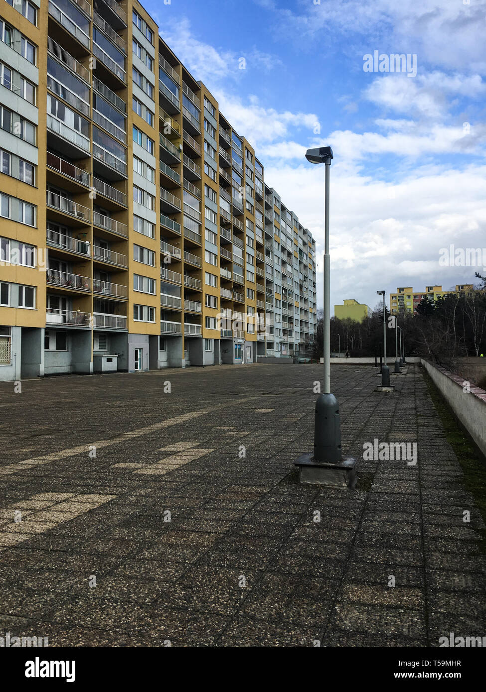 Das alte Leben Gebäude an der alten Siedlung. Es war in der kommunistischen Zeit gebaut. Stockfoto