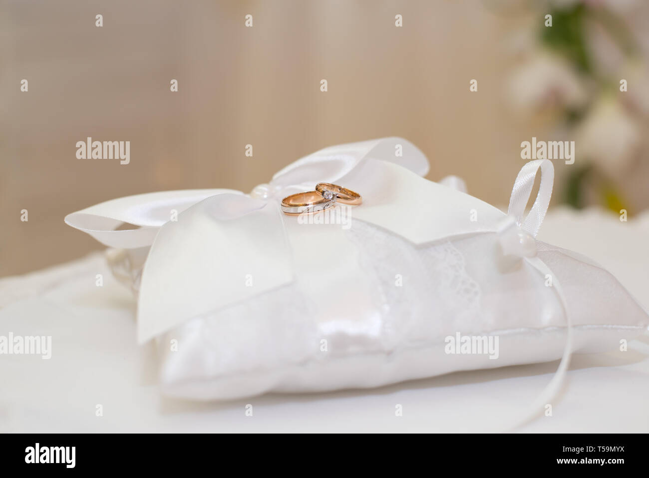 Elegante Hochzeit Ring sieht wunderschön auf einem weißen Hochzeit Kissen Stockfoto