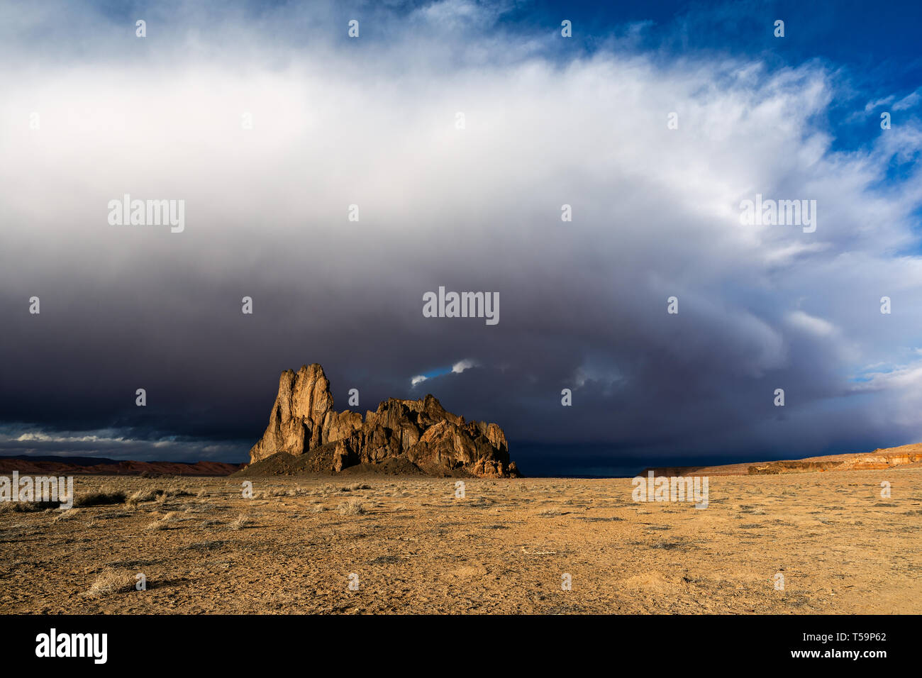 Malerische westliche Wüstenlandschaft mit dramatischen Wolken und Himmel über vulkanischen Felsformationen im Monument Valley, Arizona, USA Stockfoto