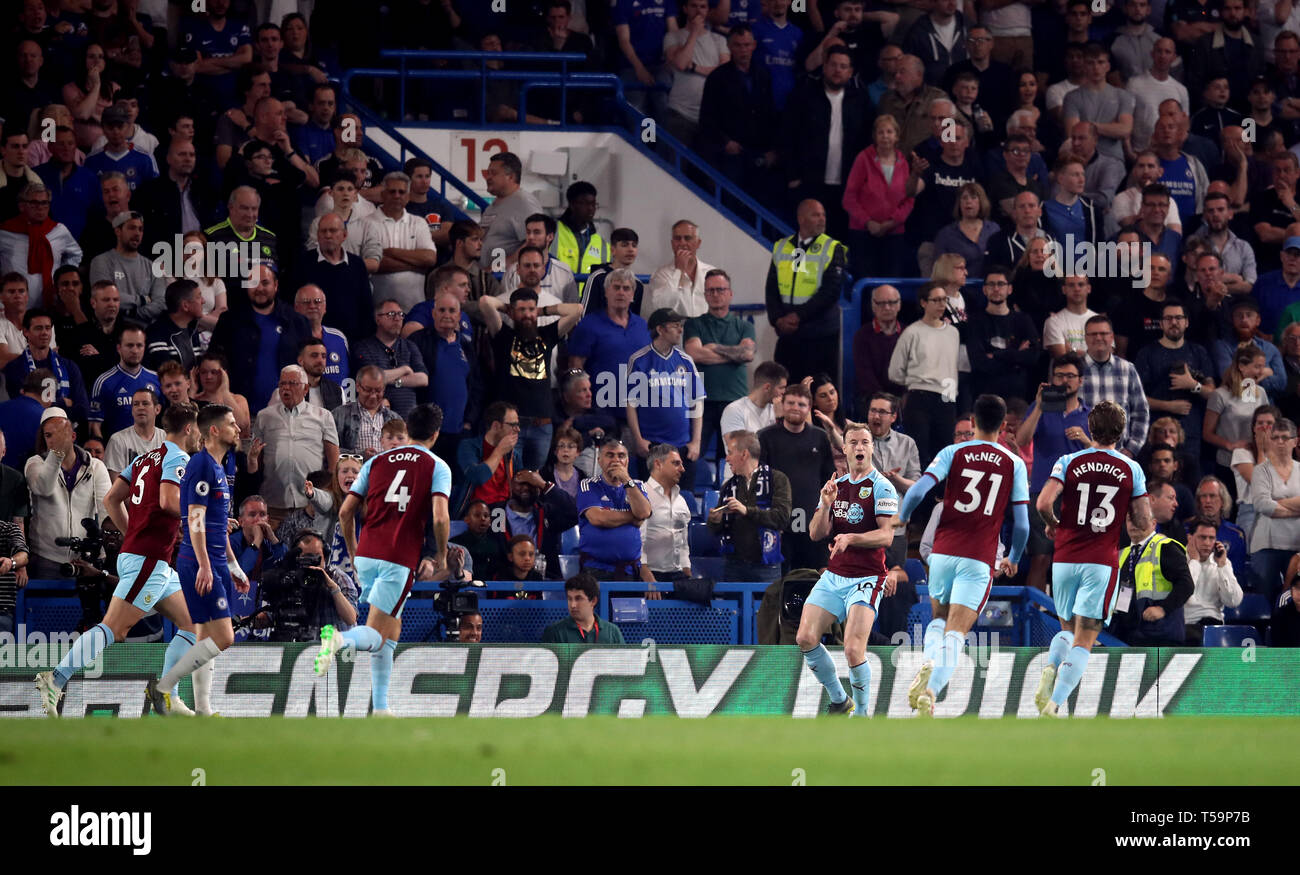 Burnley ist Ashley Barnes feiert zweiten Ziel seiner Seite des Spiels zählen während der Premier League Match an der Stamford Bridge, London. Stockfoto