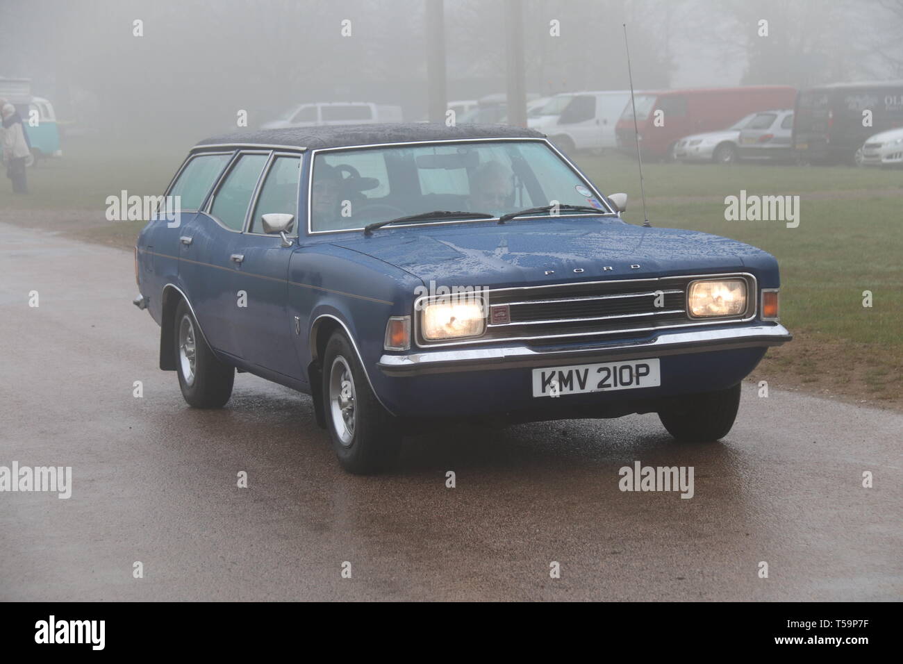 Ein blauer FORD CORTINA MARK3 IMMOBILIEN AUTO AN EINEM nass und nebelig, CLASSIC CAR SHOW Stockfoto