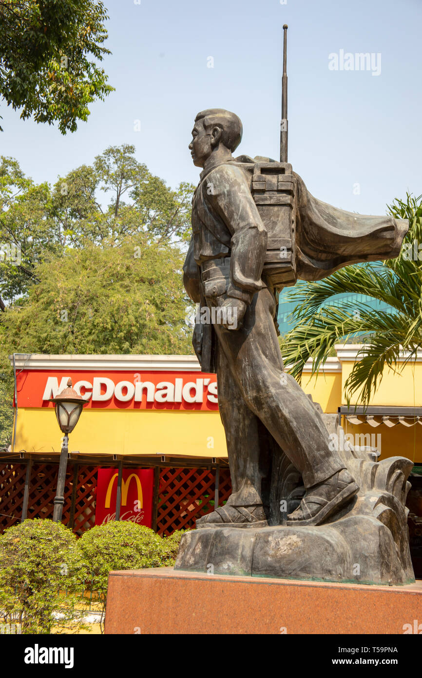 Ho Chi Minh City, Vietnam - 15. März 2019: Statue des Viet Cong revolutionären Soldaten außerhalb des General Post Office nächste für ersten McDonald zu unterzeichnen Stockfoto