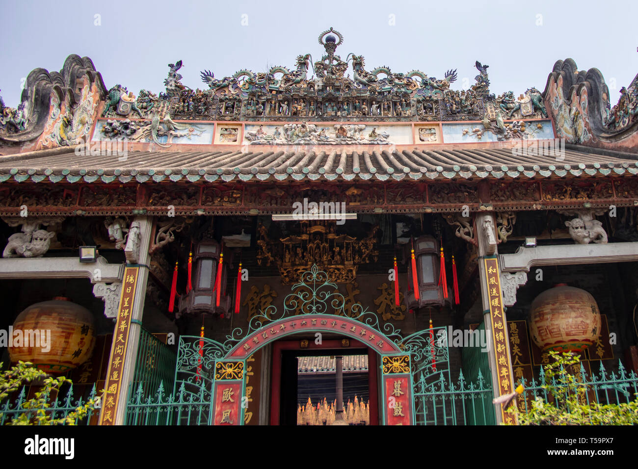 Kunstvoll geschnitzten Kunst auf der Fassade der chinesischen buddhistischen Tempel in Chinatown Abschnitt von Ho Chi Minh City oder Saigon, Vietnam. Stockfoto