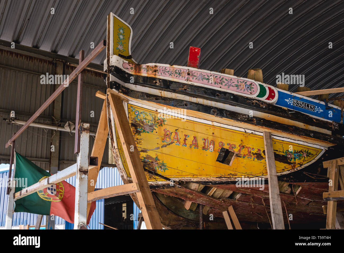 Eine Werft in der die traditionellen Tejo Boote in Sarilhos Pequenos Dorf in Moita Gemeinde gebaut und repariert werden, Portugal Stockfoto