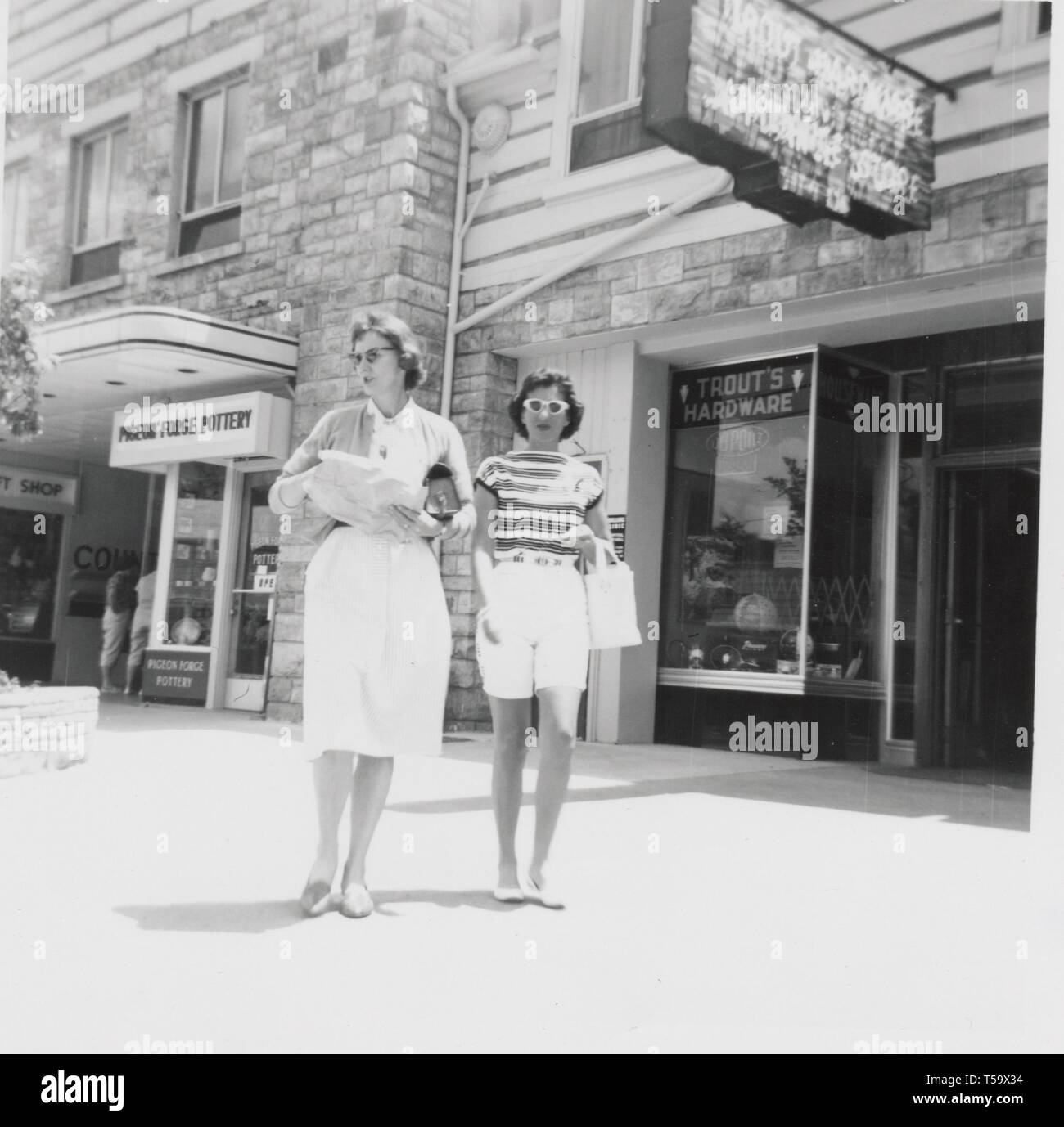 Zwei Damen genießen Sie Shopping auf der Smoky Mountain Urlaub in Pigeon Forge um 1960. Stockfoto