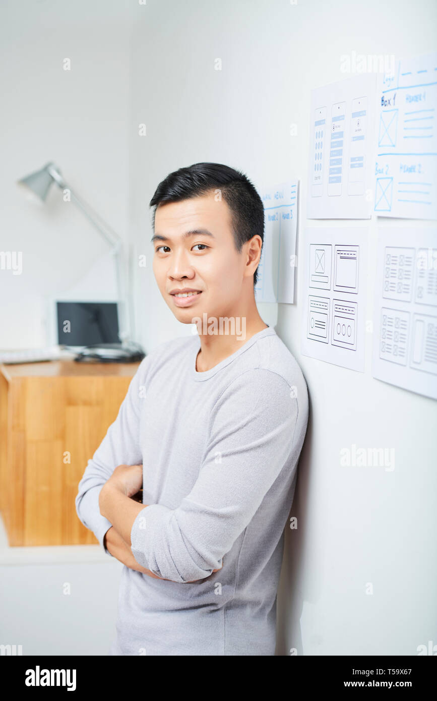 Asiatische Projektleiter im Büro Stockfoto