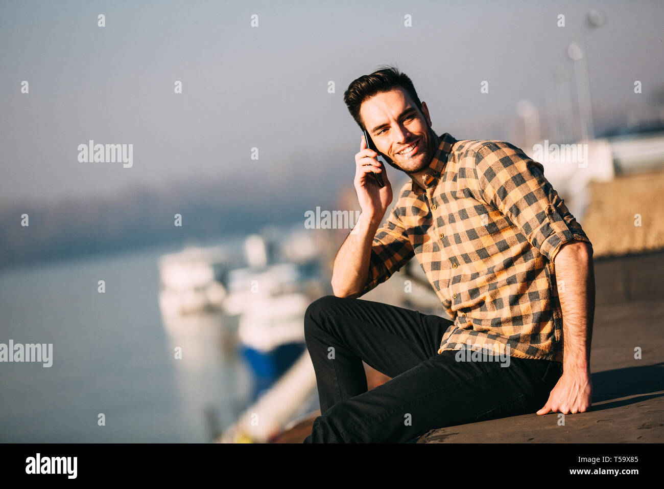 Portrait von gutaussehenden jungen Mann mit Smart Phone. Stockfoto