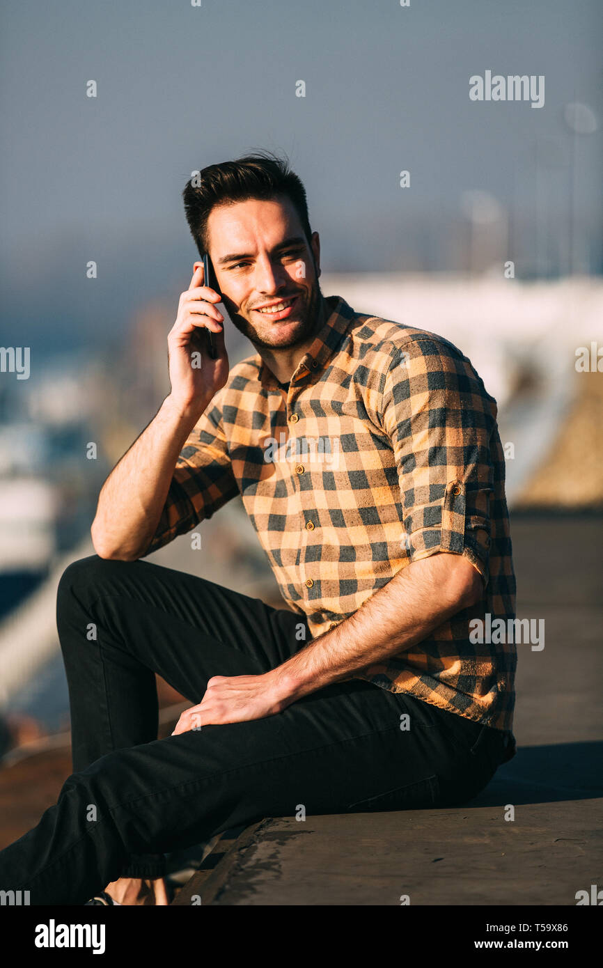 Portrait von gutaussehenden jungen Mann mit Smart Phone. Stockfoto