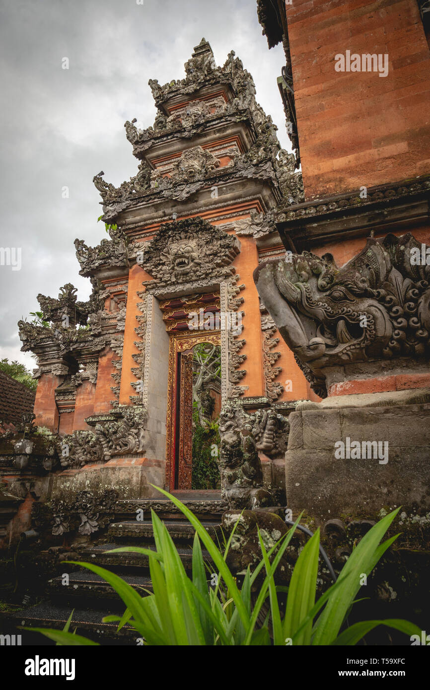 Dekorative Eingang zu einem Tempel auf Bali, Indonesien Stockfoto