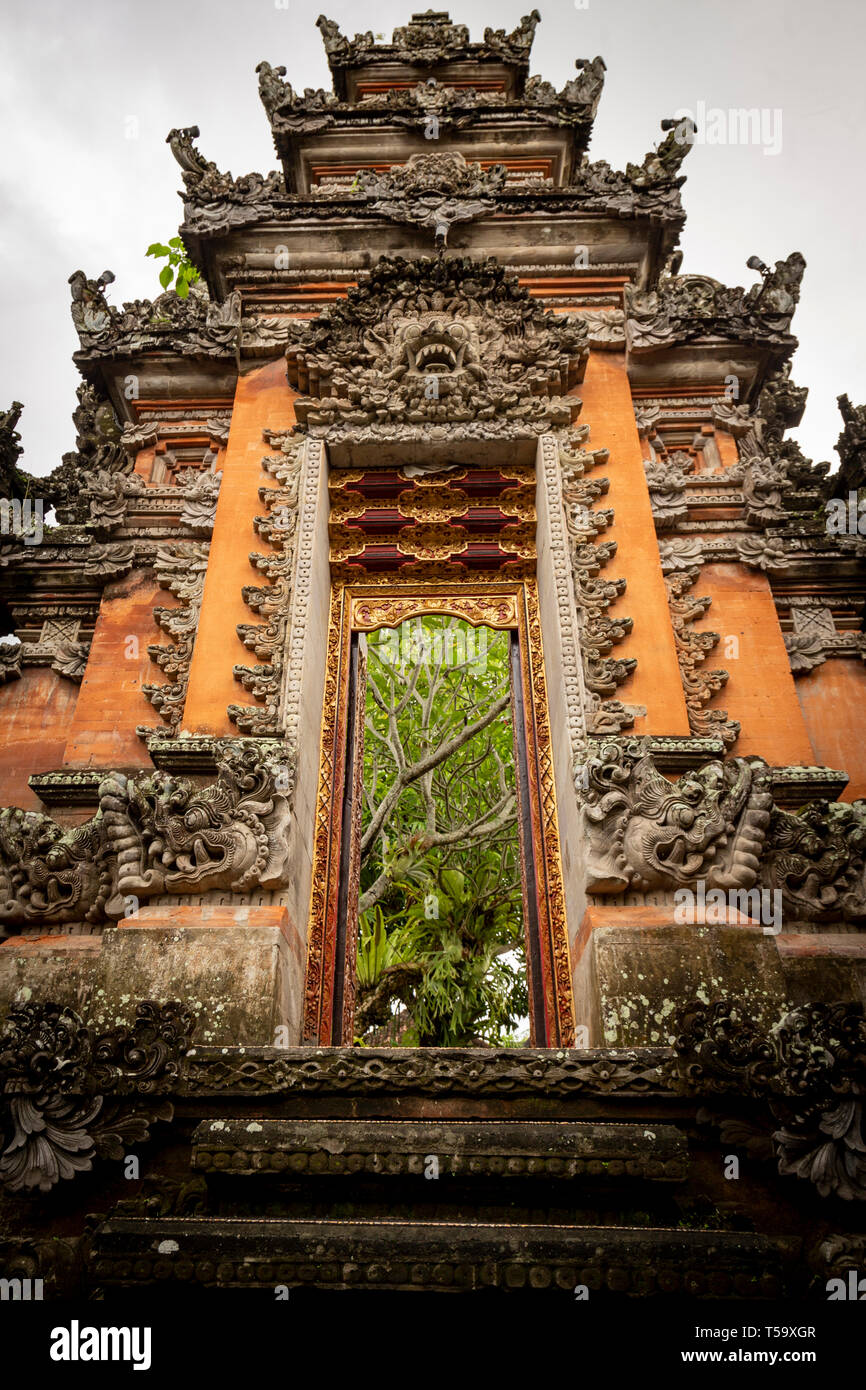 Dekorative Eingang zu einem Tempel auf Bali, Indonesien Stockfoto