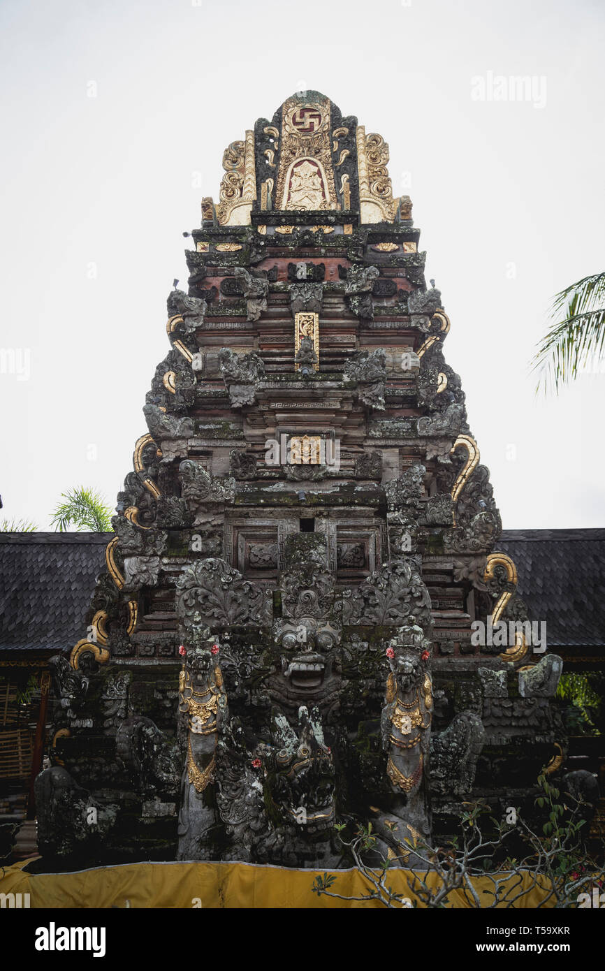 Eingerichtete Turm Struktur an einem Tempel auf Bali, Indonesien Stockfoto