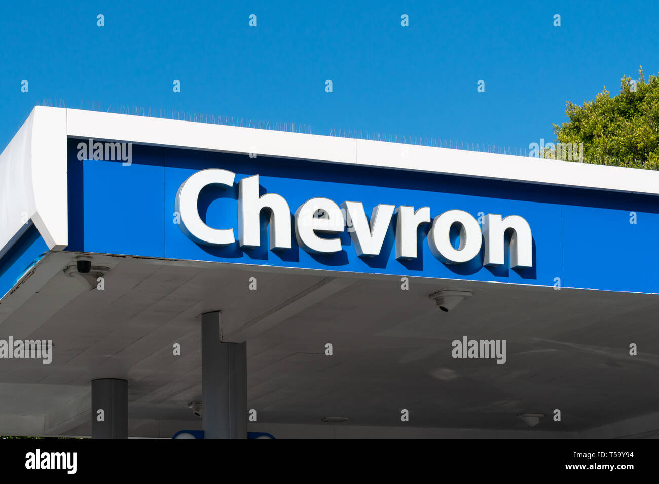 SANTA MONICA, CA/USA - 18. APRIL 2019: Chevron Automobil Tankstelle und Logo. Stockfoto