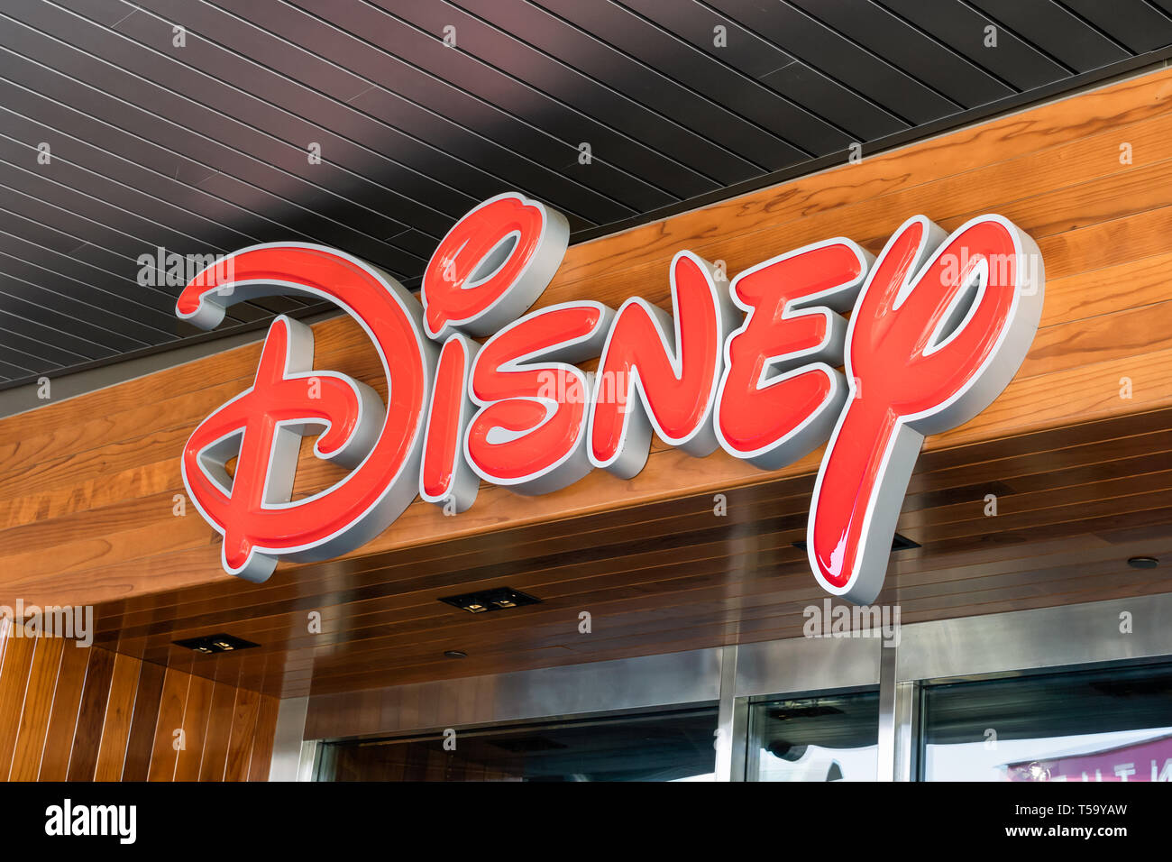 SANTA MONICA, CA/USA - 18. APRIL 2019: Disney Store Store Exterieur und Logo. Stockfoto