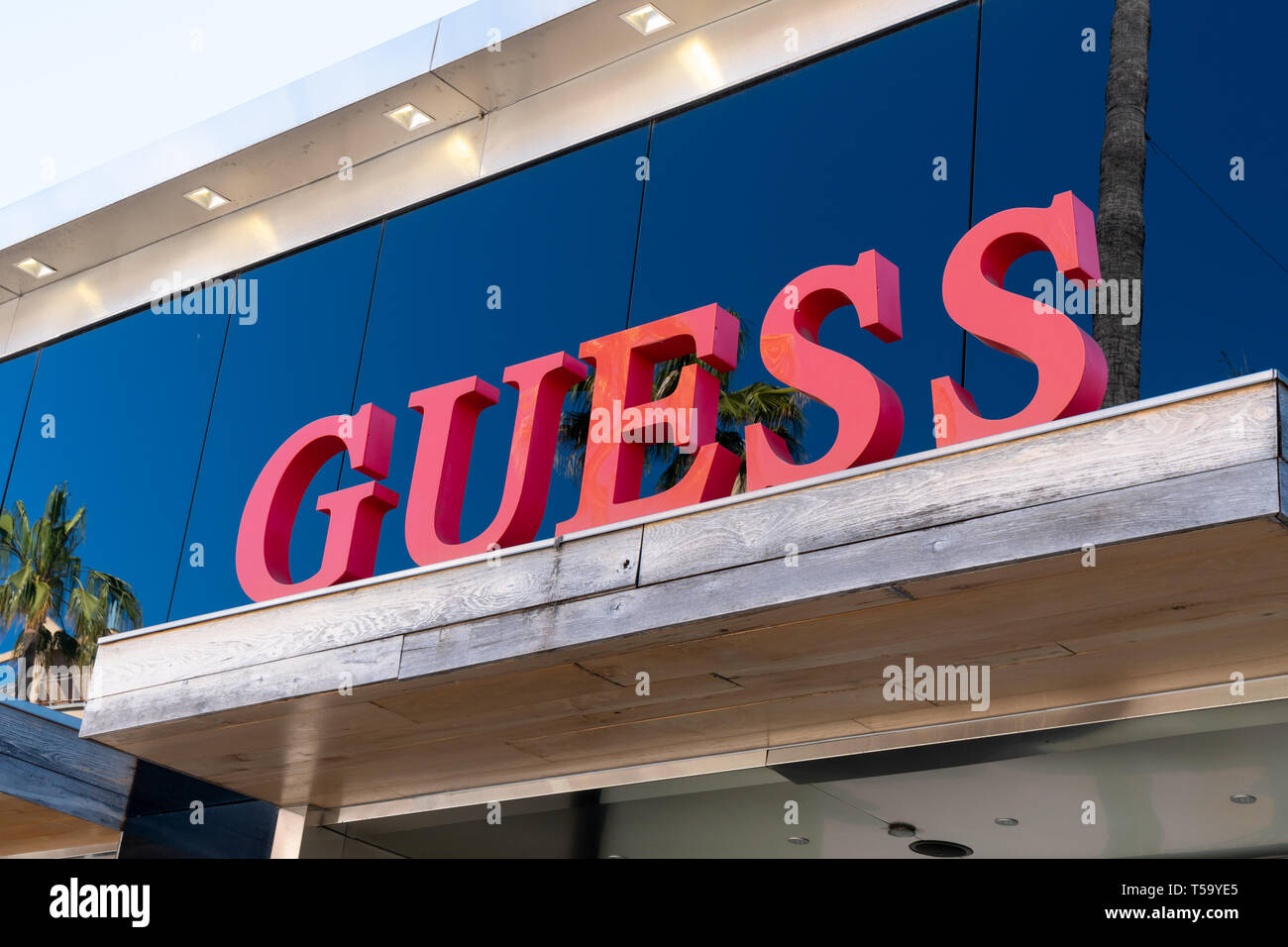 SANTA MONICA, CA/USA - April 18, 2019: Guess Clothing Store Exterieur und Logo. Stockfoto
