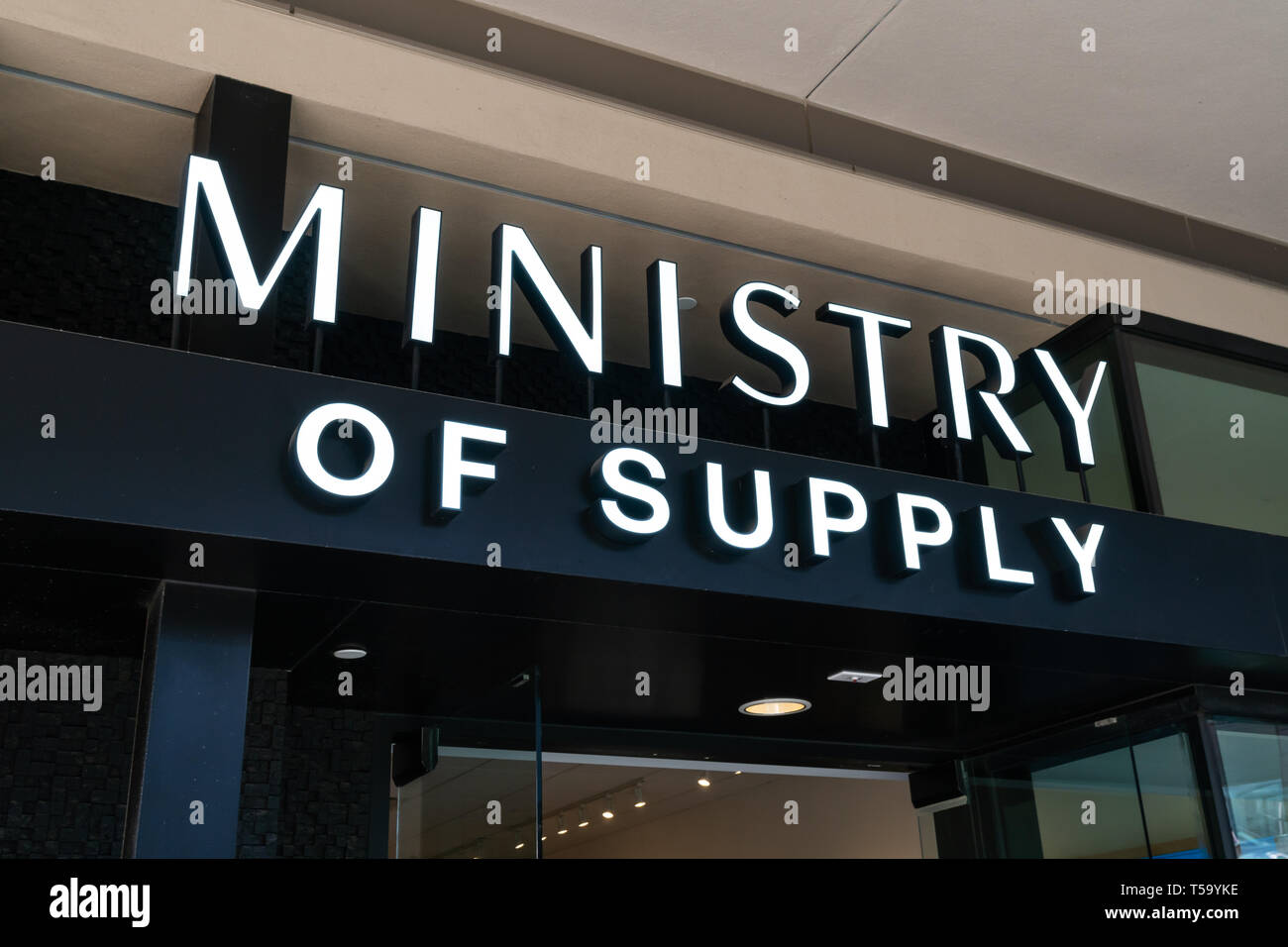 SANTA MONICA, CA/USA - April 18, 2019: Ministerium für Supply Store Exterieur und Logo. Stockfoto