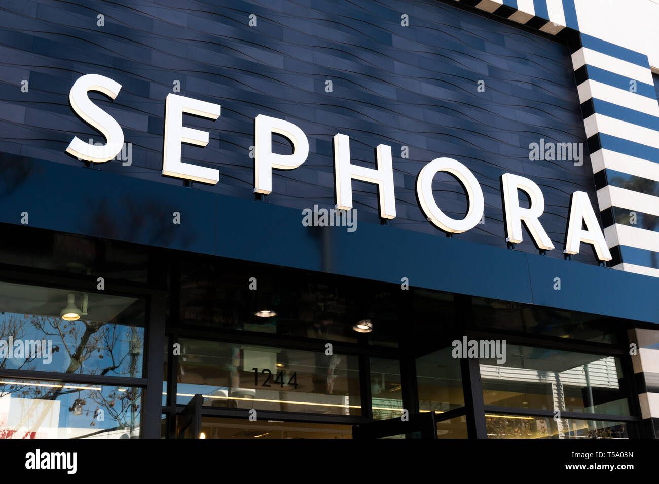 SANTA MONICA, CA/USA - 18. APRIL 2019: Sephora store Exterieur und Logo. Stockfoto