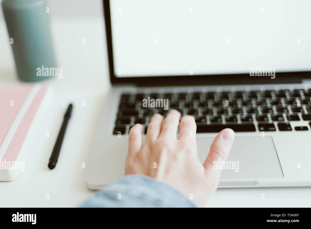 Frau Eintippen an weißen Schreibtisch Stockfoto