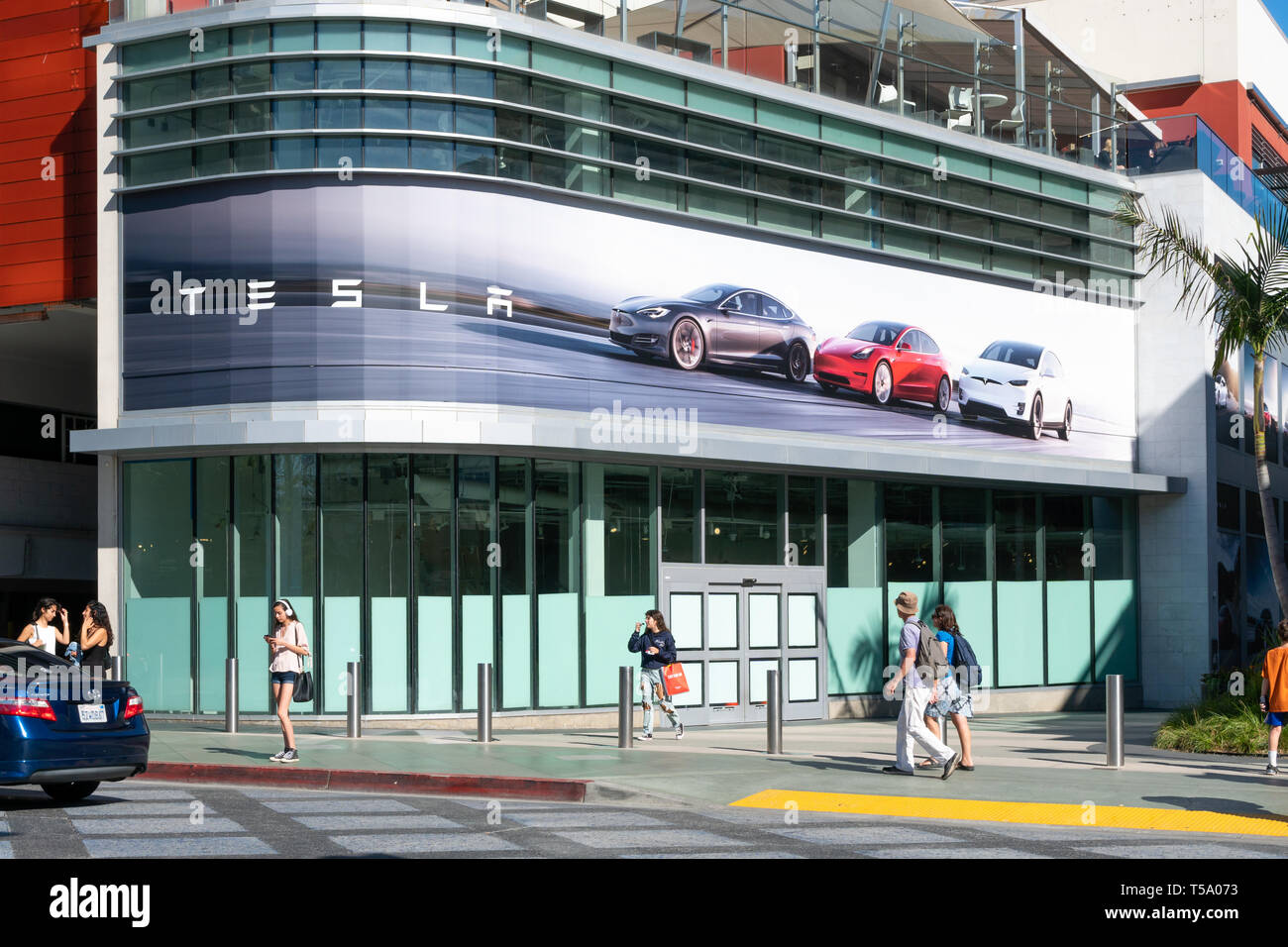 SANTA MONICA, CA/USA - 18. APRIL 2019: Tesla Anzeige store Exterieur und nicht identifizierte Personen in die Third Street Promenade. Stockfoto