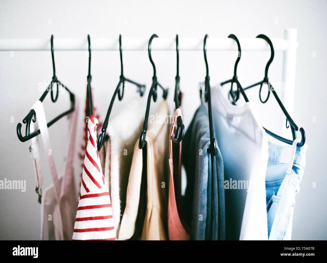 Rack gefüllt mit Kleidung. Stockfoto