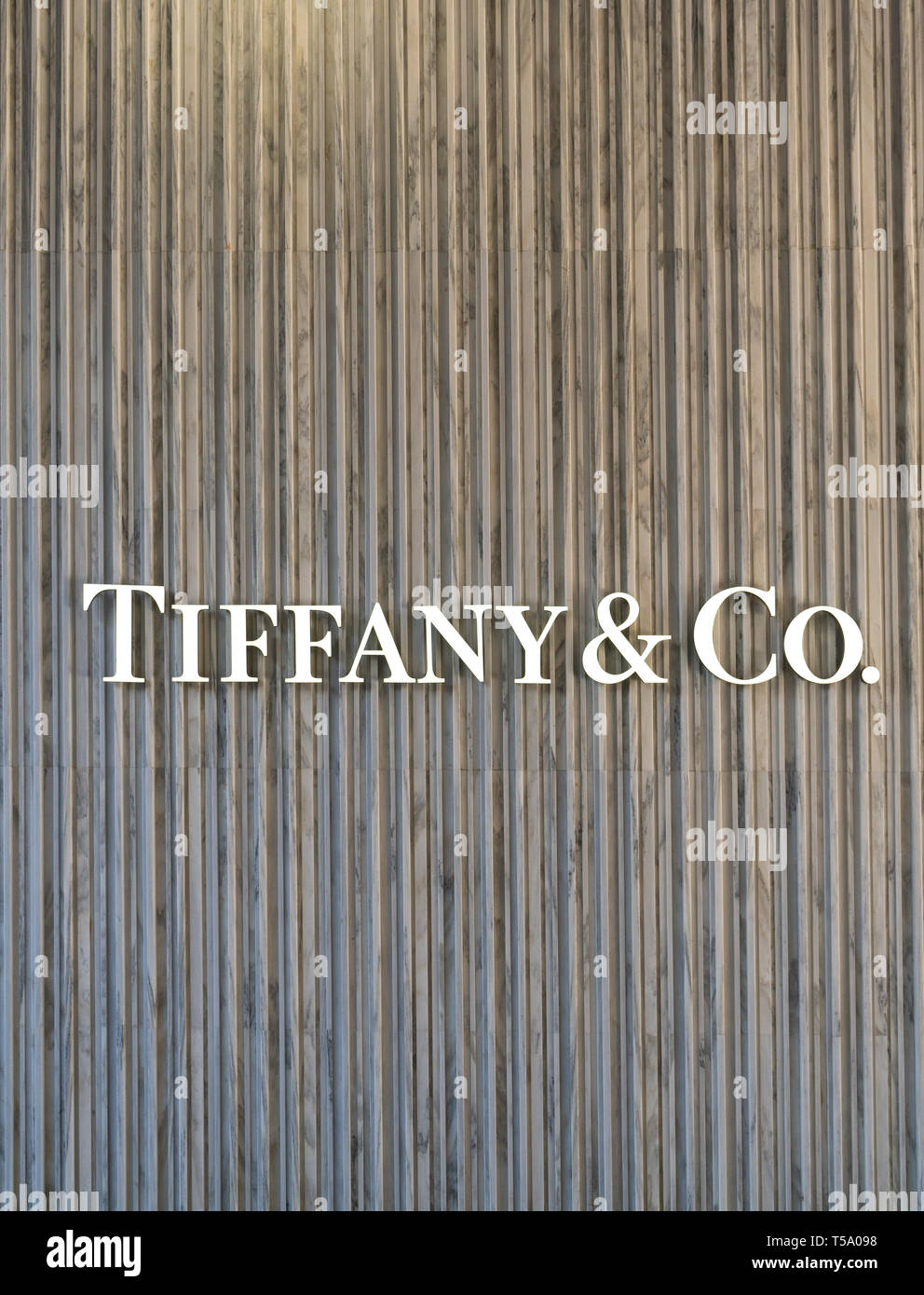 SANTA MONICA, CA/USA - April 18, 2019: Tiffany & Company Store Exterieur. Tiffany's ist eine US-amerikanische multinationale Luxus Schmuck und Fachhändler. Stockfoto