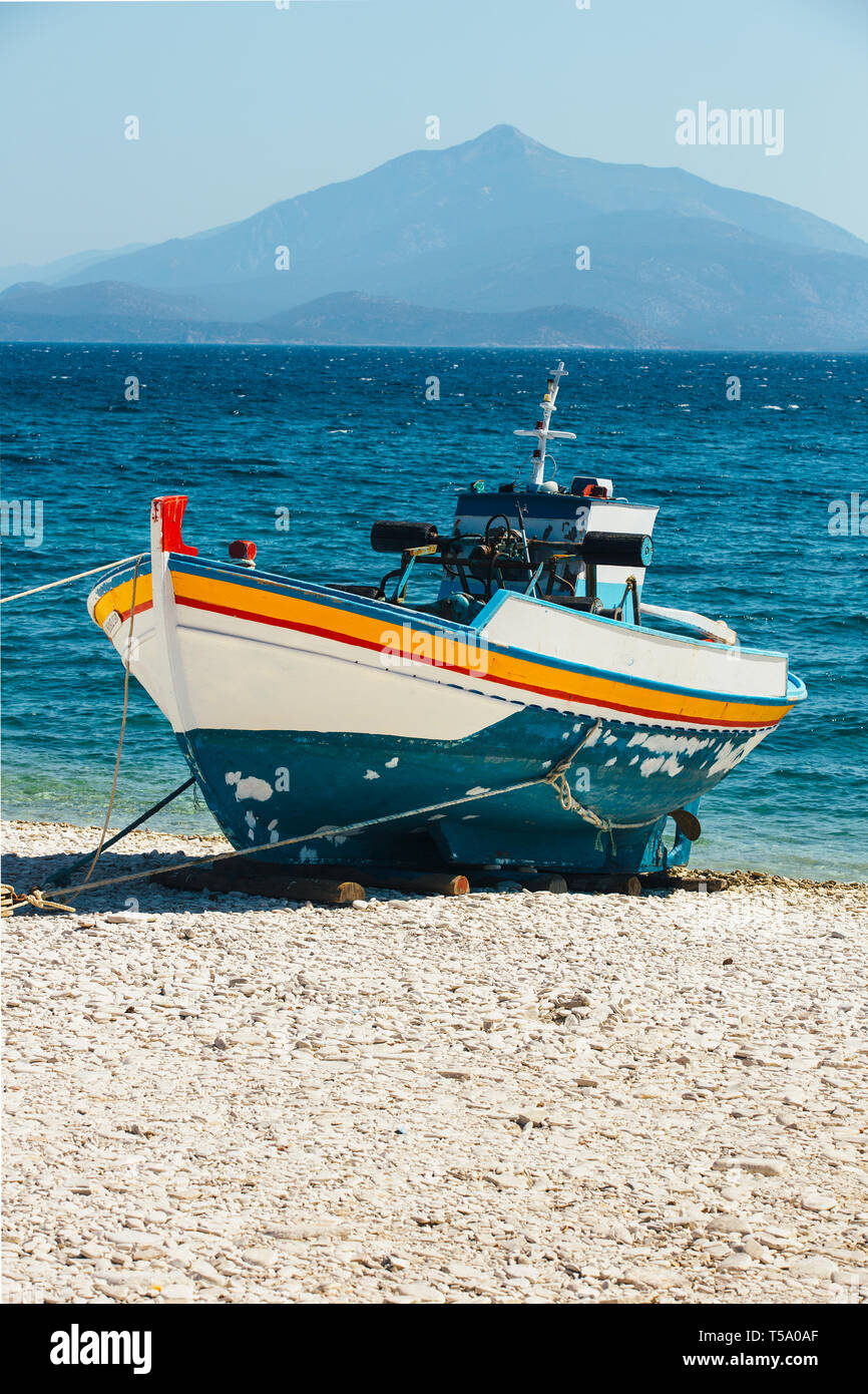 Bunte Boot am Strand, Insel Samos Stockfoto