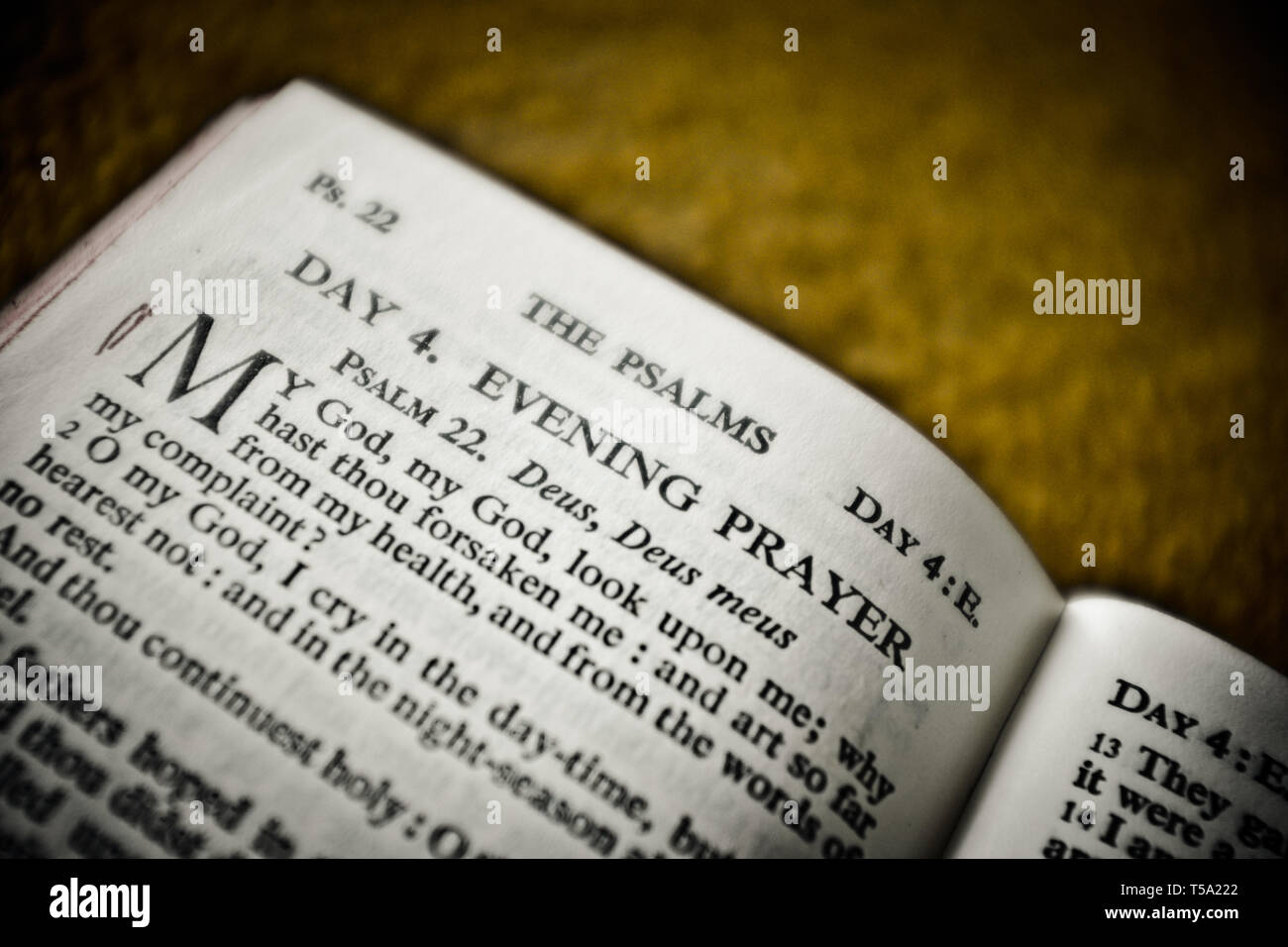 Detail aus einem alten offenen christlichen Bibel oder Gebetbuch Stockfoto