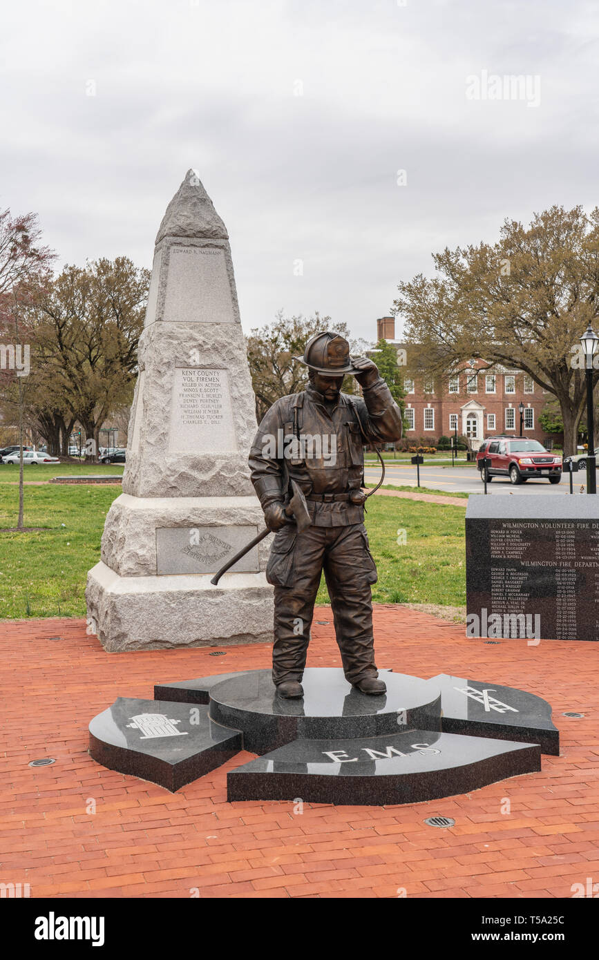 Dover, DE - April 5, 2019: Die feuerwehrmänner Denkmal schließt eine Bronzefigur eines Feuerwehrmannes seinen Kopf Verbeugung vor den Gefallen. Stockfoto