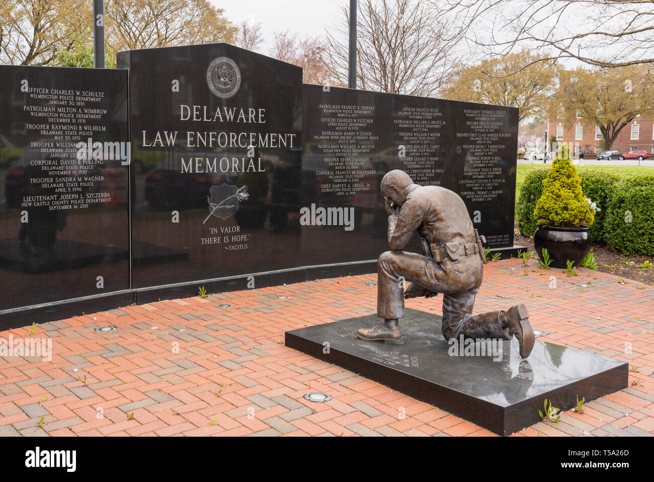 Dover, DE - April 5, 2019: Delaware Gesetzdurchführung-denkmal von der Seite gesehen ist der gefallenen Offiziere gewidmet und enthält eine Bronzefigur von Roger Stockfoto