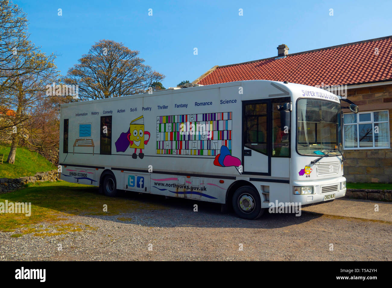 Ein Super Mobile Bibliothek von North Yorkshire County Council für die Gäste Bibliothek Dienstleistungen in ländlichen Dörfer Stockfoto
