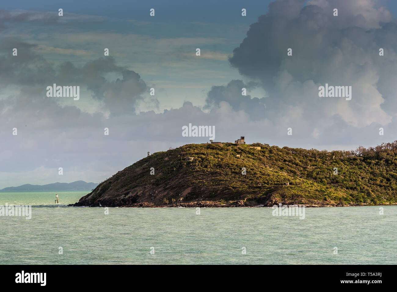 Thursday Island, Australien - 20. Februar 2019: WW II Verteidigungsanlagen und Canon Platzierungen auf dem Hügel der grünen Insel waren Teil der Torres Softkeys Stockfoto