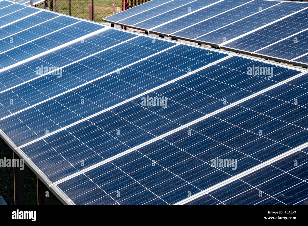 Solarmodule in der Nähe der Wohnviertel der Stadt. Erneuerbare Solarenergie. Stockfoto