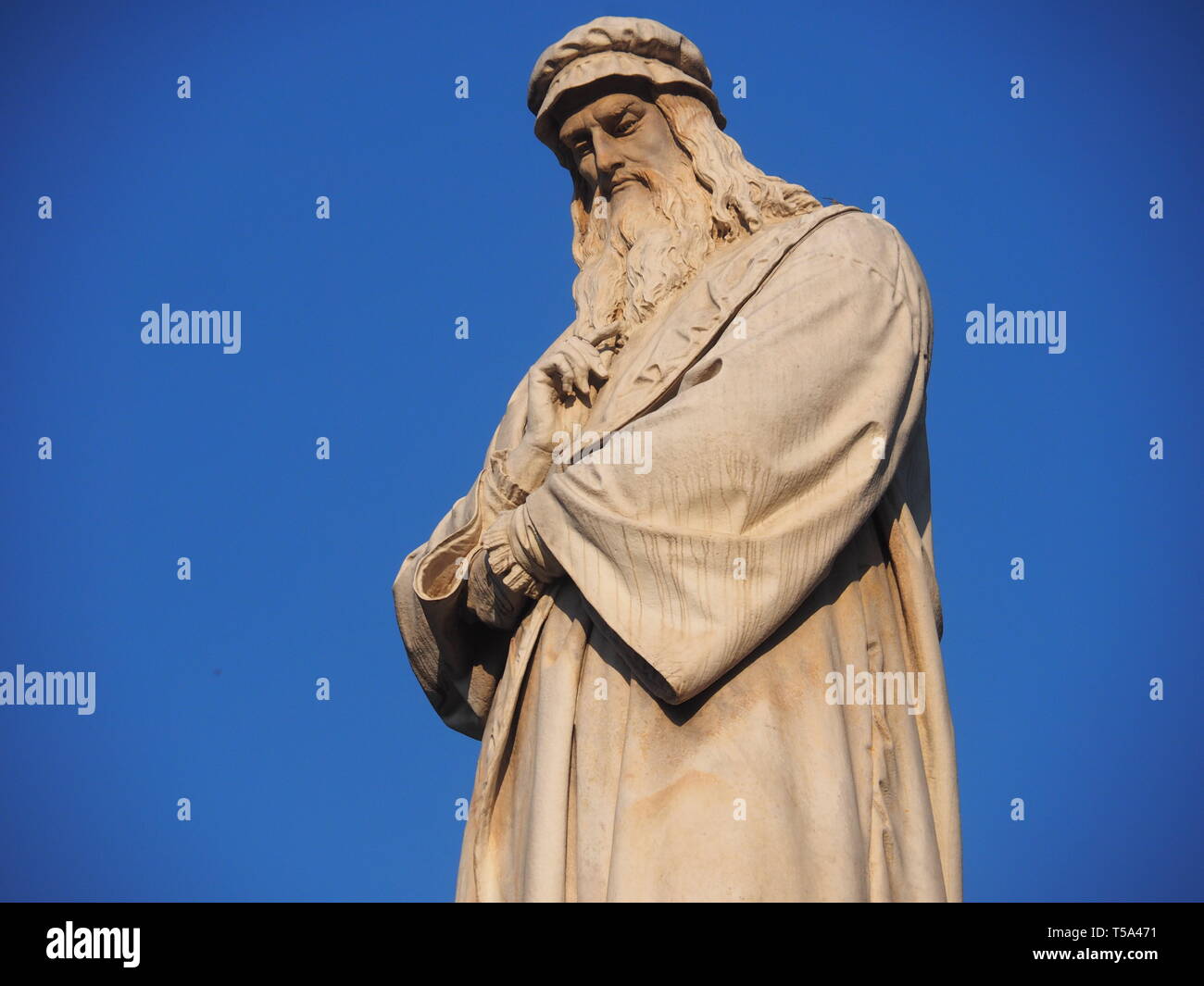 Leonardo Da Vinci Skulptur in Piazza della Scala, Mailand. Stockfoto