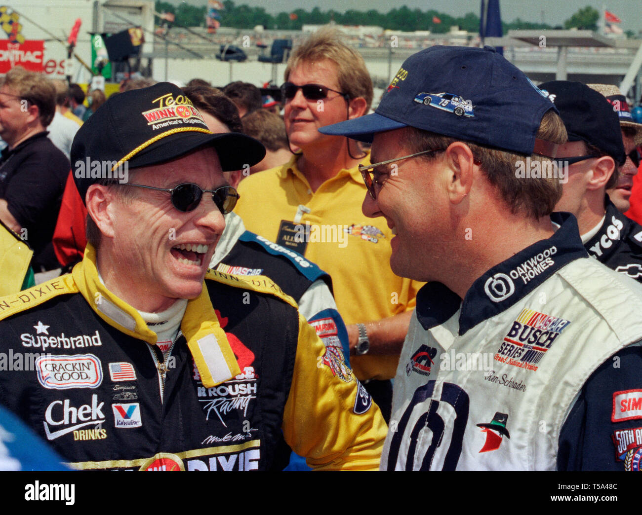 Mark Martin (L) und Kenschrader (R) auf der Grube Straße vor der NASCAR Busch Series Rennen in North Carolina Rockingham Speedway in North Carolina am 1. November 1998. Stockfoto